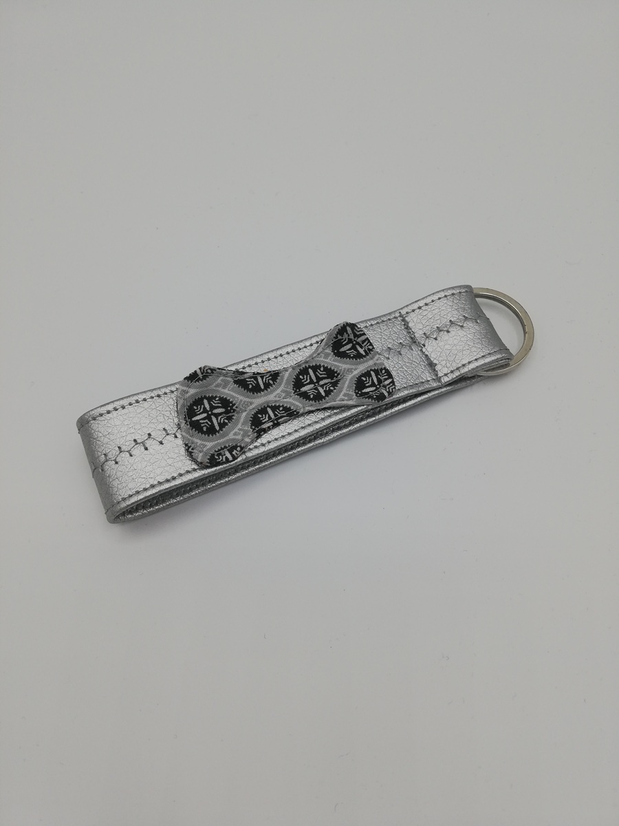 Schlüsselanhänger "Knochen" silber